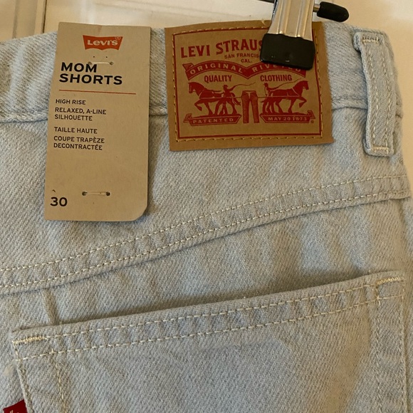 Levi’s mom short jeans never worn! Size 30 - Picture 2 of 5
